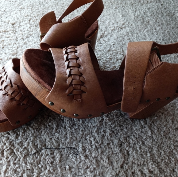 Women Sandals NWOT - Picture 3 of 4
